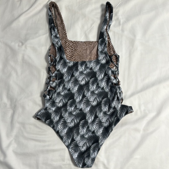 Acacia Hideaways (L) Night Palm - Picture 2 of 6